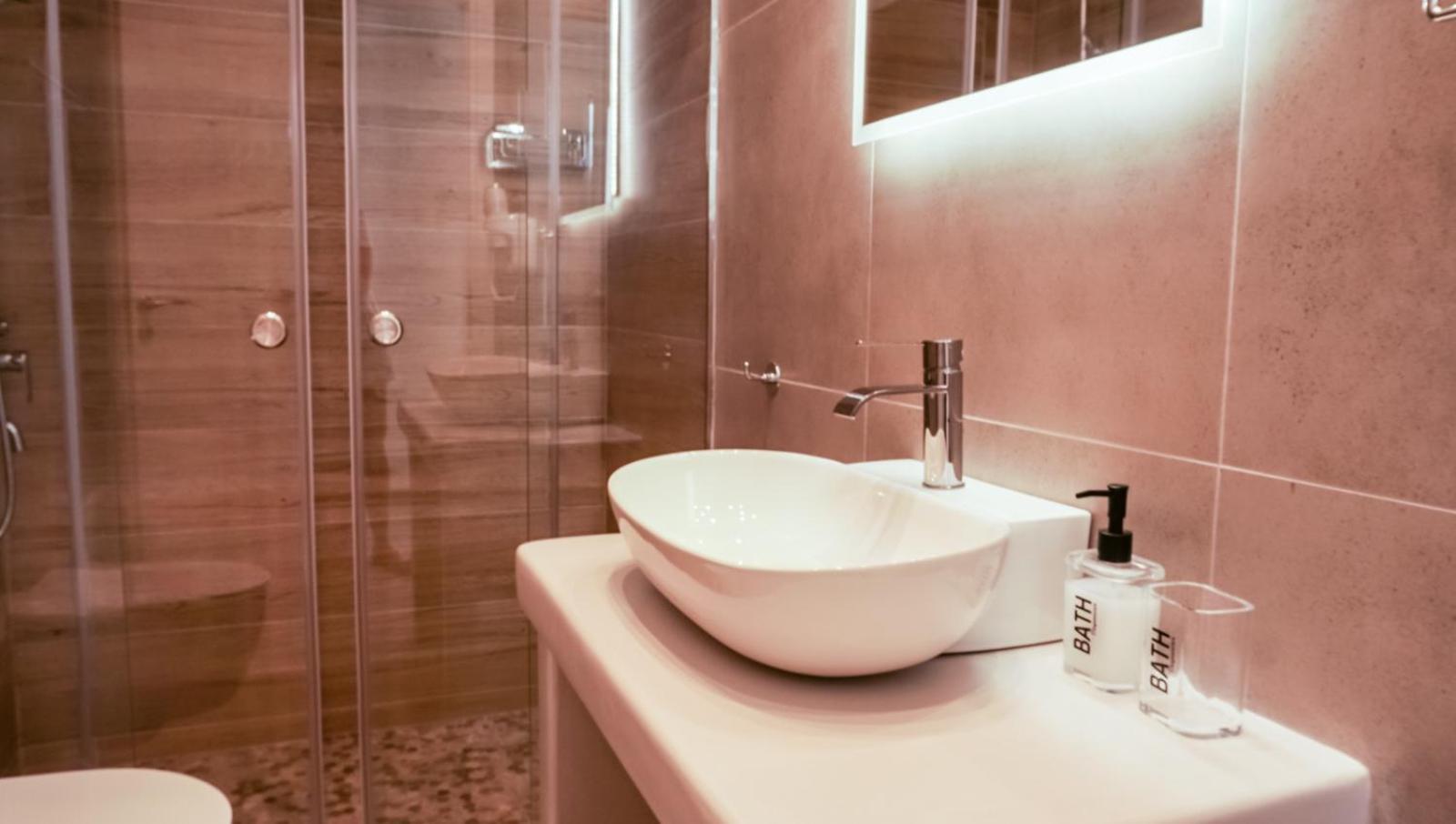Οtto Apts Loutrá Екстериор снимка